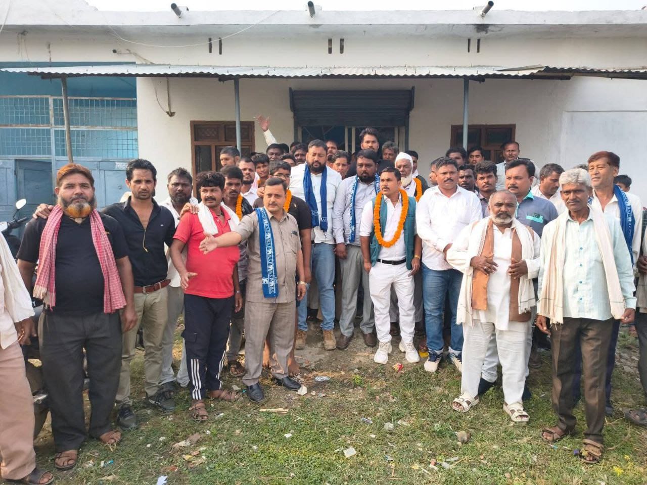 श्रावस्ती में सपा-कांग्रेस को बड़ा झटका, 30 से अधिक कार्यकर्ता बसपा में शामिल