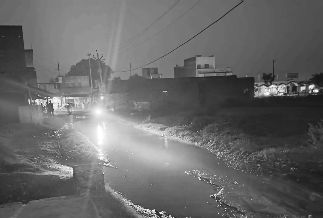 Roads in Phaphamau Flooded Again: Public Struggles as Pan Ki Puliya–Ismailganj Route Remains Waterlogged for Five Years