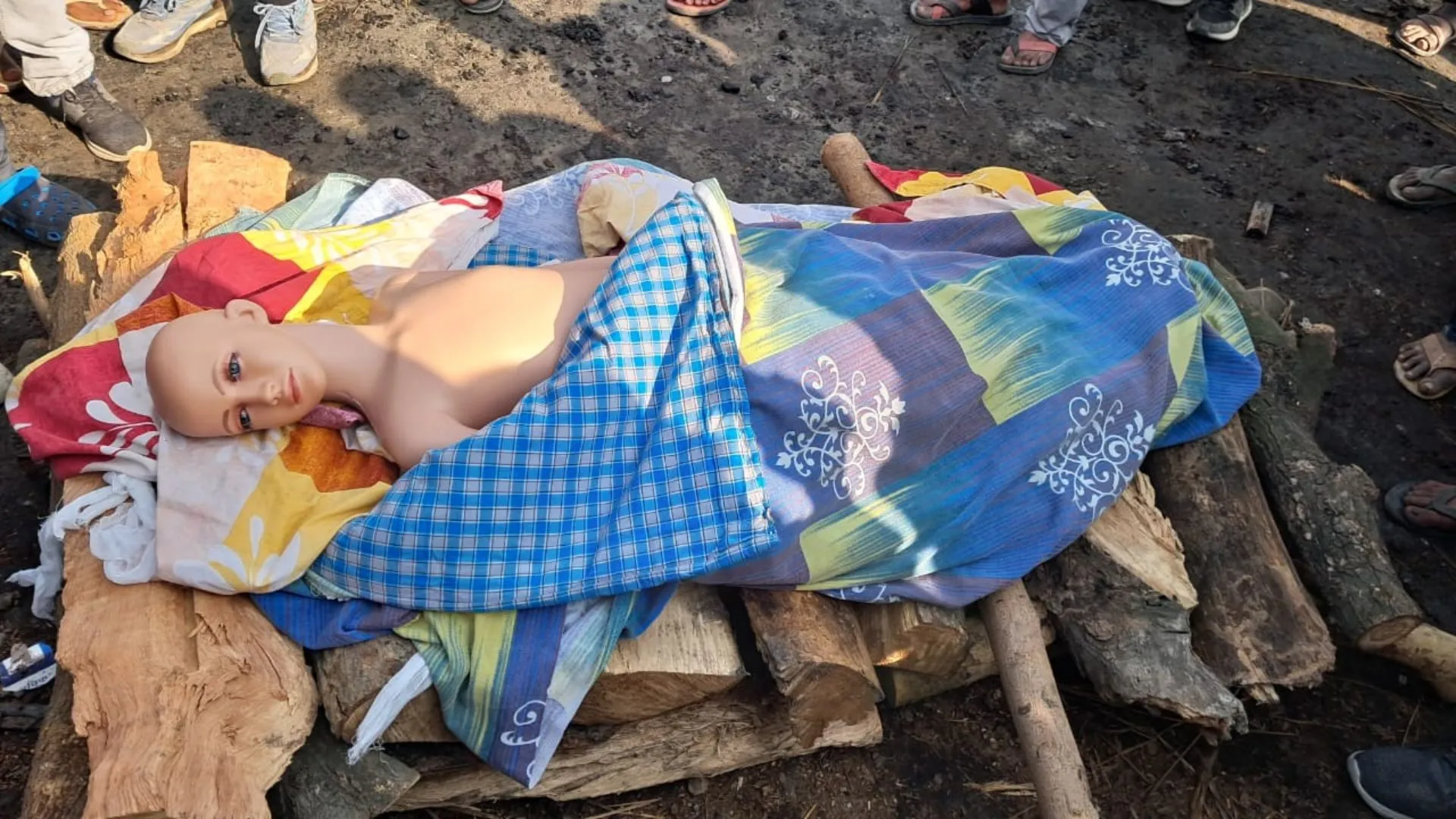 “A Death Drama Staged at Delhi’s Ganga Ghat — A ₹50 Lakh Scam Played Over a ‘Dead Body’ ”