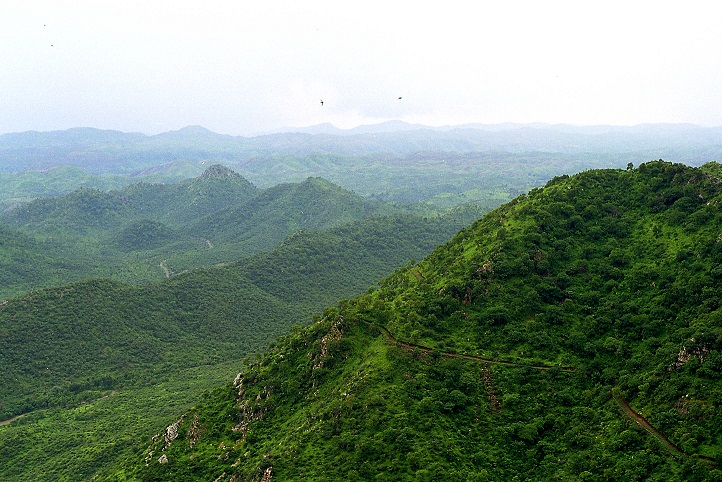 The Hidden Truth Beneath the Layers of the Aravalli: An Ancient Mountain Range Slowly Being Erased in the Modern Era