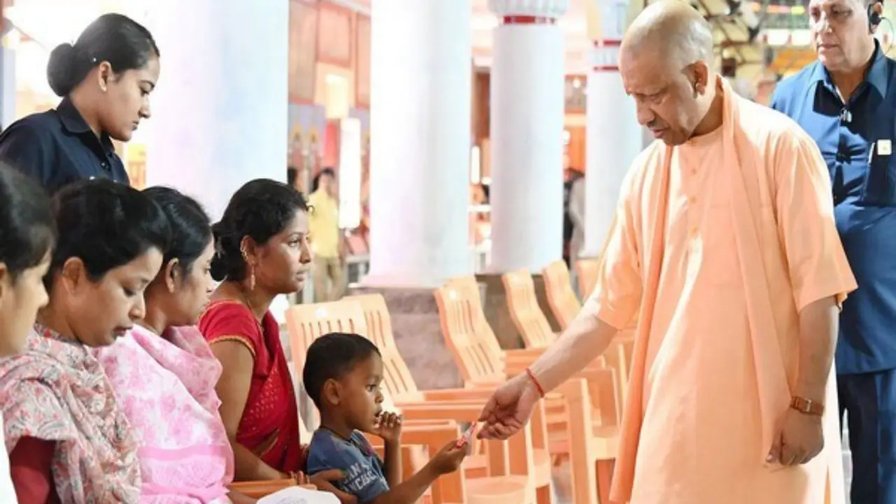 Chief Minister Yogi Adityanath Holds Public Grievance Hearing in Gorakhpur, Directs Officials for Time-Bound Resolution
